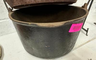 CAST IRON POT WITH LID AND HANDLES