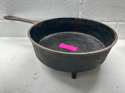 CAST IRON SKILLET WITH LEGS