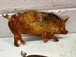 3 METAL RUSTY PIGS