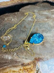 DRUZY CLUSTER STONE PENDENT WITH GOLD CHAIN