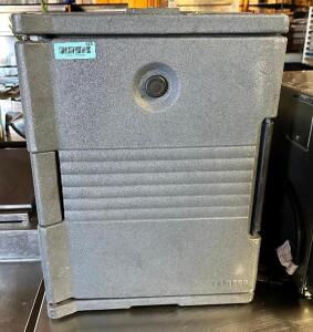 DESCRIPTION: CAMBRO HALF SIZE INSULATED CATERING BOX. BRAND / MODEL: CAMBRO LOCATION: BAY 7 QTY: 1