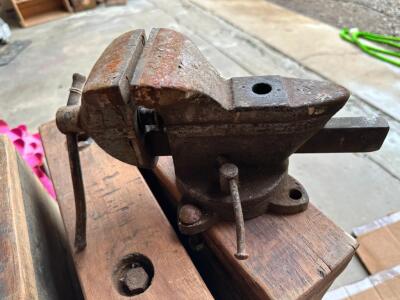 DESCRIPTION: OLD METAL VICE BRAND/MODEL: PARKER QTY: 1