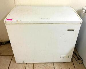 DESCRIPTION: THOMSON 7.0 CU FT CHEST FREEZER-WHITE BRAND/MODEL: THOMSON TFRF710-SM SIZE: 7.0 CU FT