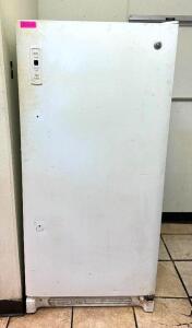 DESCRIPTION: GE 13.7 CU FT FROST-FREE UPRIGHT FREEZER-WHITE BRAND/MODEL: GE FUF14SVERWW INFORMATION: 5.0 AMPS, 115 VOLTS, 60 HZ SIZE: 13.7 CU FT