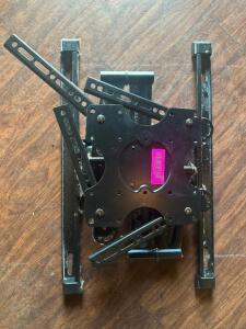 WALL MOUNTED TV MOUNT