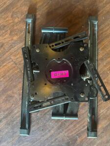 WALL MOUNTED TV MOUNT