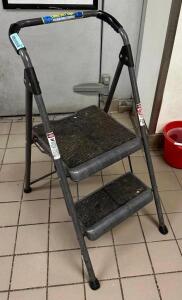 DESCRIPTION: COLLAPSIBLE STEP LADDER LOCATION: KITCHEN QTY: 1