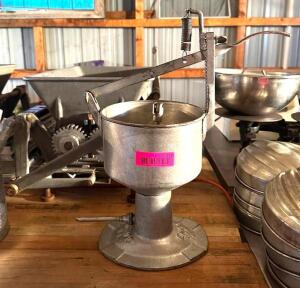 DESCRIPTION: VINTAGE METAL PRESS QTY: 1