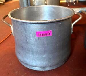 DESCRIPTION: STOCK POT WITH HANDLES SIZE: 14"X11" QTY: 1