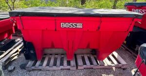 DESCRIPTION: BOSS VBX9000 V-BOX 9FT POLY HOPPER SALT & SAND SPREADER WITH WIRING AND CONTROLLER BRAND/MODEL: BOSS VBX9000 LOCATION LOT SIZE: 9FT