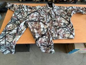 DESCRIPTION: GAMEHIDE FLEECE CAMO PANTS AND PULL OVER. SIZE 2XL BRAND / MODEL: MATHEWS GAMEHIDE LOCATION: BUILDING 4 QTY: 1