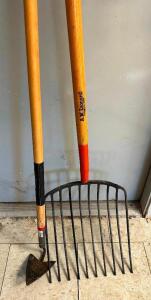 DESCRIPTION: PITCH FORK AND GARDEN HOE LOCATION: BUILDING 5 QTY: 1
