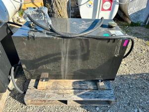DESCRIPTION: 100 GALLON TRUCK BED FUEL TANK W/ ELECTRIC PUMP ADDITIONAL INFORMATION 150S FUEL TRANSFER PUMP LOCATION: BUILDING 5 / OUTSIDE QTY: 1