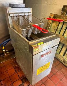 DESCRIPTION: VULCAN 40 LB. GAS DEEP FRYER. BRAND / MODEL: LG400 ADDITIONAL INFORMATION W/ (2) BASKETS LOCATION: RESTAURANT QTY: 1