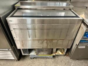 DESCRIPTION: GLASTENDER 36" MUG FROSTER. BRAND / MODEL: GLASTNEDER MF36-SF2 ADDITIONAL INFORMATION SN# 404-89868, 115 VOLT, 1 PHASE LOCATION: BAY 6 QT