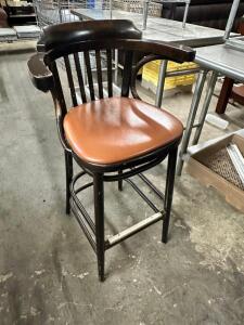 DESCRIPTION: (4) 30" BAR BACK BAR STOOLS. BROWN W/ TAN CUSHION LOCATION: BAY 6 THIS LOT IS: SOLD BY THE PIECE QTY: 4