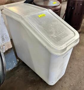 DESCRIPTION: 15 GALLON RUBBERMAID INGREDIENTS BIN W/ LID LOCATION: BAY 6 QTY: 1