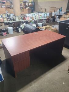 (1) EXECUTIVE OFFICE DESK, SINGLE PEDESTAL