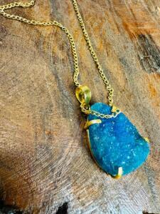 DESCRIPTION: DRUZY BLUE STONE NECKLACE QTY: 1