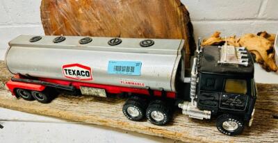 DESCRIPTION: VINTAGE TEXACO TRACTOR TRAILER MODEL SIZE: 22"X5"X6" QTY: 1