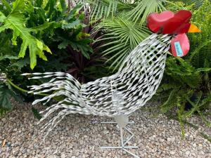 DESCRIPTION: LARGE METAL ROOSTER DECOR SIZE: 36"X34" QTY: 1