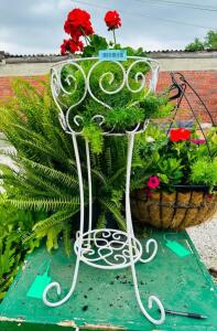 DESCRIPTION: WHITE METAL GARDEN BASKET INFORMATION: PLANT NOT INCLUDED SIZE: 29"X12" QTY: 1