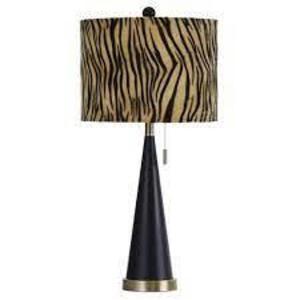 DESCRIPTION: (1) LAMP BRAND/MODEL: STYLE CRAFT #L660770 INFORMATION: MATTE BLACK WITH GOLD RETAIL$: $109.00 EA QTY: 1