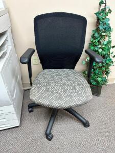 UPHOLSTERED MESH BACK OFFICE CHAIR.