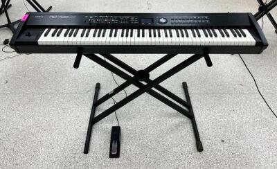 ROLAND RD-700GX PORTABLE KEYBOARD PIANO