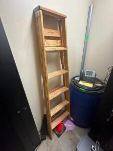 6 FT. WOOD LADDER