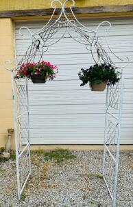 DESCRIPTION: GARDEN TRELLIS ARCHWAY INFORMATION: PLANTS NOT INCLUDED QTY: 1