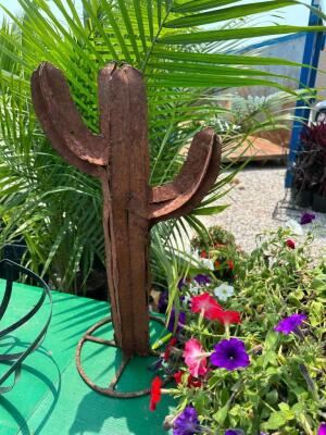 DESCRIPTION: RUSTY METAL CACTUS GARDEN DECORATION SIZE: 18" QTY: 1