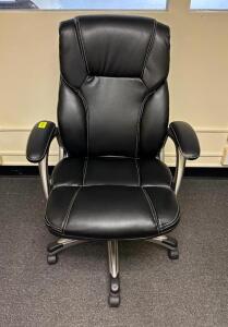 EXECUTIVE OFFICE CHAIR