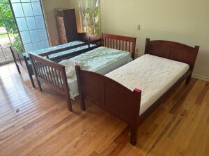 LARGE GROUP OF ASSORTED BEDROOM SUPPLIES