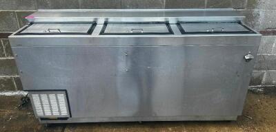 GLASTENDER 72" THREE WELL HORIZONTAL BOTTLE BOX. - POWERS ON AND COOLING