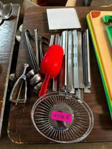 (1) LOT OF ASSORTED SMALL WARES / UTENSILS