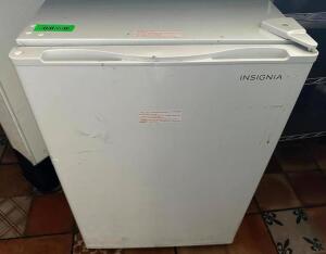 DESCRIPTION: INSIGNIA MINI FRIDGE ( WHITE ) BRAND / MODEL: INSIGNIA ADDITIONAL INFORMATION 115 VOLT, 1 PHASE. WORKING LOCATION: KITCHEN QTY: 1