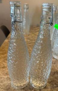 DESCRIPTION: (6) 32 OZ TEXTURED GLASS WATER BOTTLE W/ CLEAR WING TOP LID BRAND / MODEL: ACOPA SIZE 32 OZ LOCATION: UPSTAIRS THIS LOT IS: SOLD BY THE P