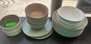 DESCRIPTION: (1) LOT OF ASSORTED CERAMIC PLATES AND BOWLS. LOCATION: BAR / MAIN FLOOR THIS LOT IS: ONE MONEY QTY: 1