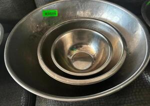 DESCRIPTION: (4) PIECE STAINLESS MIXING BOWL SET LOCATION: MAIN FLOOR THIS LOT IS: SOLD BY THE PIECE QTY: 4