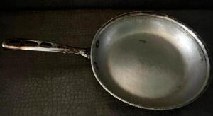 DESCRIPTION: (3) 10" SKILLETS LOCATION: MAIN FLOOR THIS LOT IS: SOLD BY THE PIECE QTY: 3