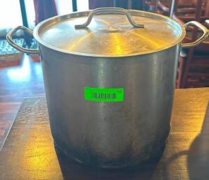 DESCRIPTION: STAINLESS STOCK POT WITH LID SIZE: 12"X10" LOCATION: MAIN DINING QTY: 1