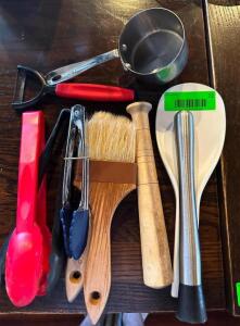 DESCRIPTION: ASSORTED KITCHEN UTENSILS AS SHOWN LOCATION: MAIN DINING QTY: 1