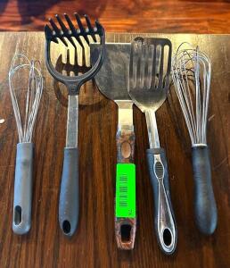 DESCRIPTION: ASSORTED KITCHEN UTENSILS AS SHOWN LOCATION: MAIN DINING QTY: 1