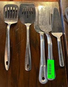 DESCRIPTION: ASSORTED SPATULAS AS SHOWN LOCATION: MAIN DINING QTY: 1