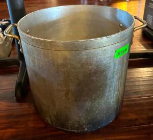 DESCRIPTION: LARGE STOCK POT SIZE: 14"X13" LOCATION: MAIN DINING QTY: 1