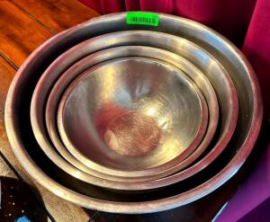 NAME: (4) - STAINLESS MIXING BOWLS DESCRIPTION: (4) - STAINLESS MIXING BOWLS LOCATION: MAIN DINING QTY: 4