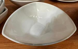 DESCRIPTION: (9) 9" CHINA BOWLS SIZE 9" LOCATION: MAIN SEATING THIS LOT IS: SOLD BY THE PIECE QTY: 9