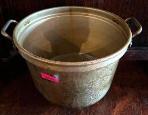 DESCRIPTION: STOCK POT WITH HANDLES SIZE: 18"X12" LOCATION: MAIN DINING QTY: 1