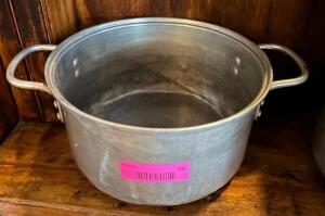 DESCRIPTION: STOCK POT WITH HANDLES SIZE: 10"X5" LOCATION: MAIN DINING QTY: 1